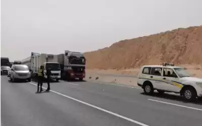 اصابة شخصين بحادث تدهور مركبة شحن