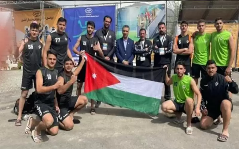 منتخب كرة اليد الشاطئية للناشئين يفوز