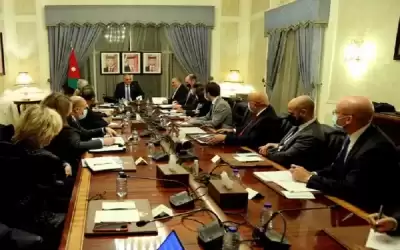 الخصاونة يستعرض تحديات الأردن أمام وفد