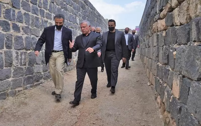 الملك يزور مقهى الحارة الفوقا ودكان