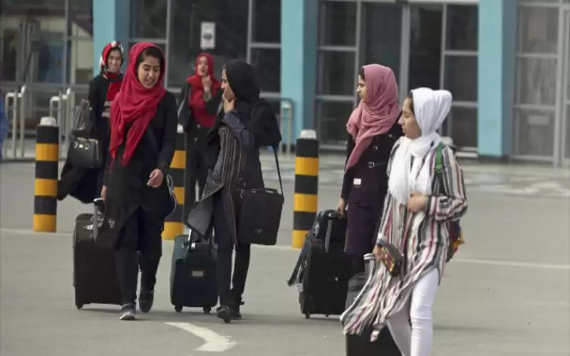 طالبان تمنع النساء من السفر جوا