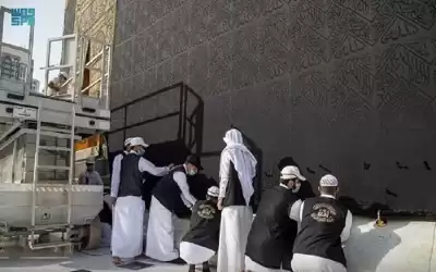 استعدادا لرمضان.. صيانة كسوة الكعبة المشرفة