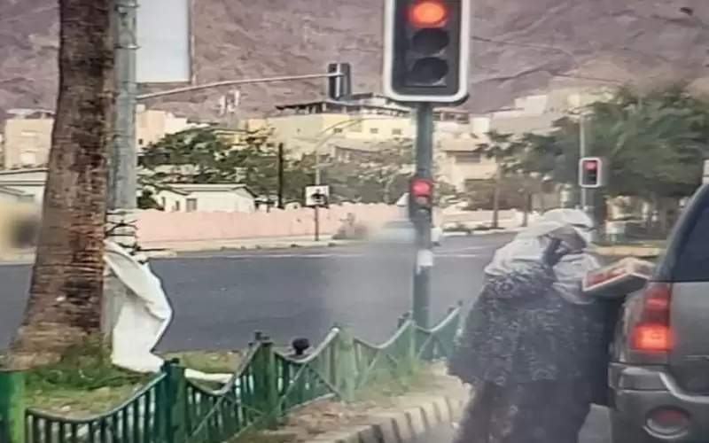 ضبط عشرينية تمتهن التسول بملابس وشكل