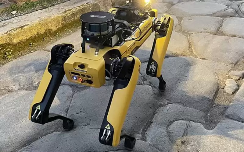 كلب آلي يتولى عملية البحث والتفتيش