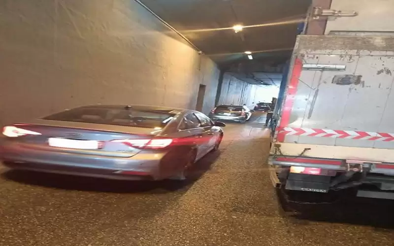 تعطل مركبة شحن داخل نفق الخامس