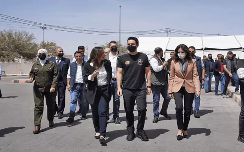 ولي العهد يطلع على سير عمل