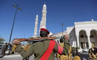 الحكومة اليمنية: الأطراف المتحاربة ستلتزم بالهدنة