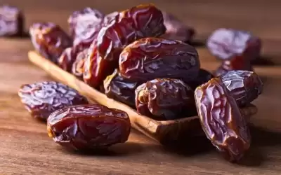 أيهما قبل .. التمر أم الماء