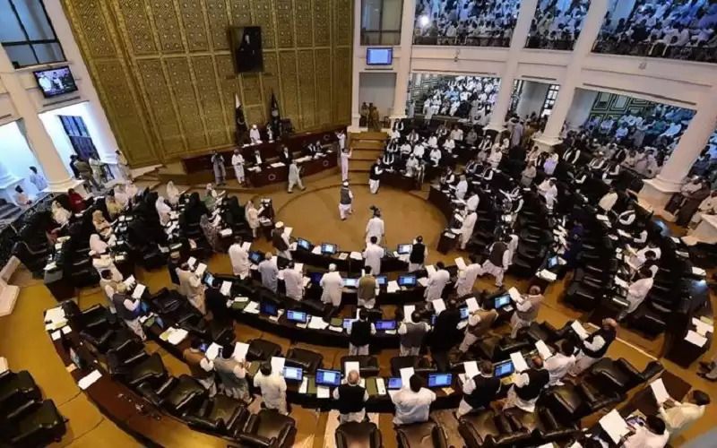 باكستان تحل البرلمان والحكومة