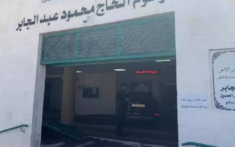 إصابة مواطن باقتحام مركبة لمسجد في