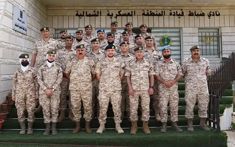 ولي العهد يزور قيادة المنطقة العسكرية