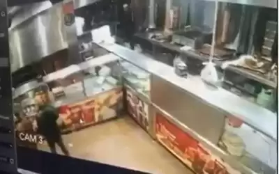 القبض على شخص تهجم على مطعم