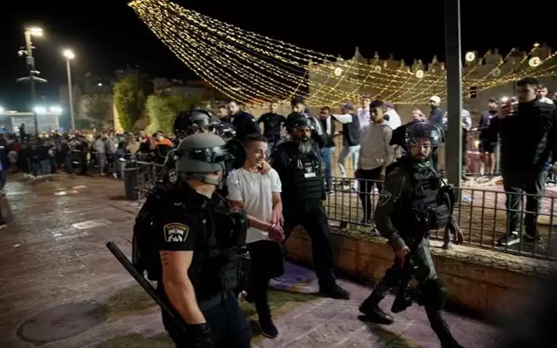 قوات الاحتلال تعتدي على الفلسطينيين في