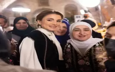 الملكة تشارك عددا من سيدات الكرك