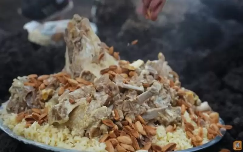 أردني يطبخ المنسف على بركان نشط