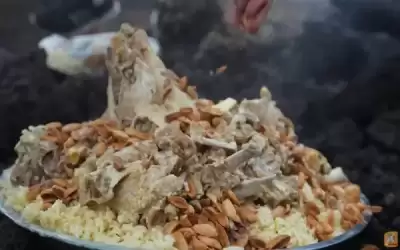 أردني يطبخ المنسف على بركان نشط