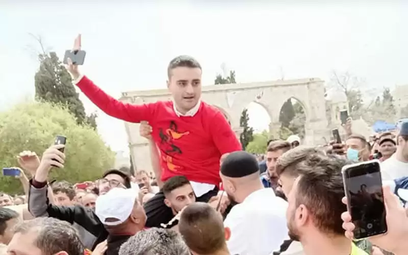 الشيف بوراك يؤدي صلاة الجمعة في