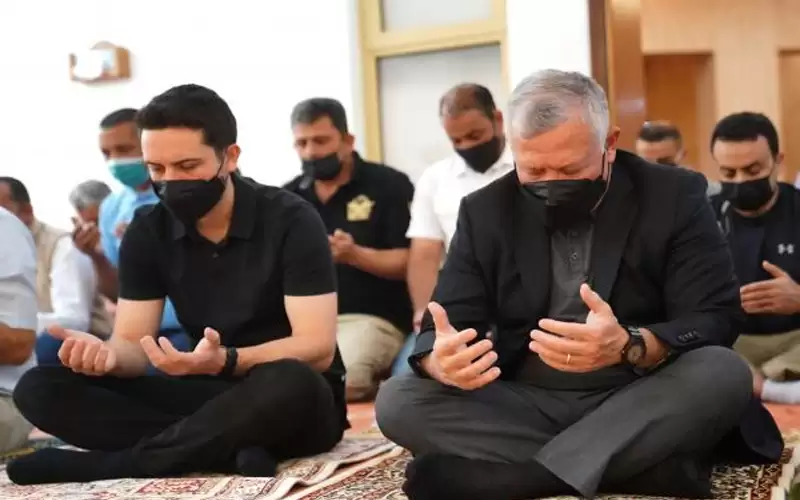 الملك وولي العهد يؤديان صلاة الجمعة