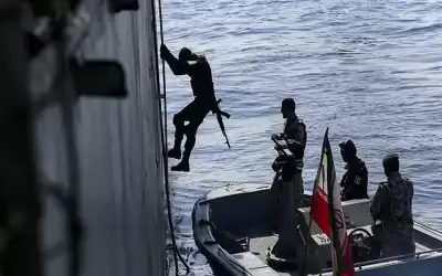 إيران تحتجز سفينة أجنبية في مياه