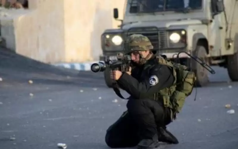 الاحتلال يصيب شابا بالرصاص ويعتقل 9