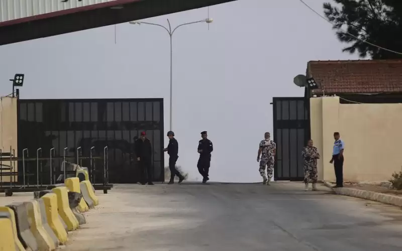 مدير الجمارك يوجه بزيادة مسارب المسافرين