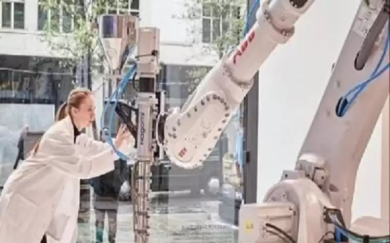 روبوت بطول 8 أقدام يحول نفايات