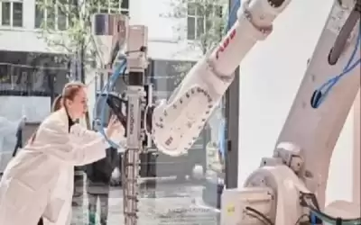 روبوت بطول 8 أقدام يحول نفايات