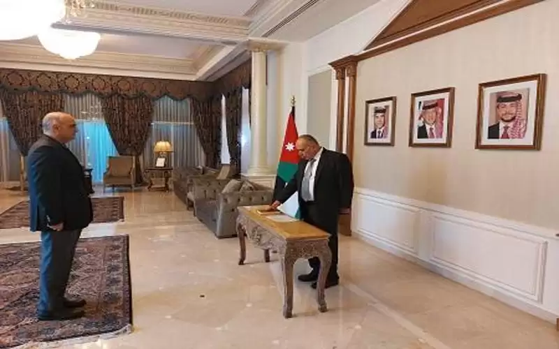 رئيس ديوان التشريع يؤدي اليمين القانونية