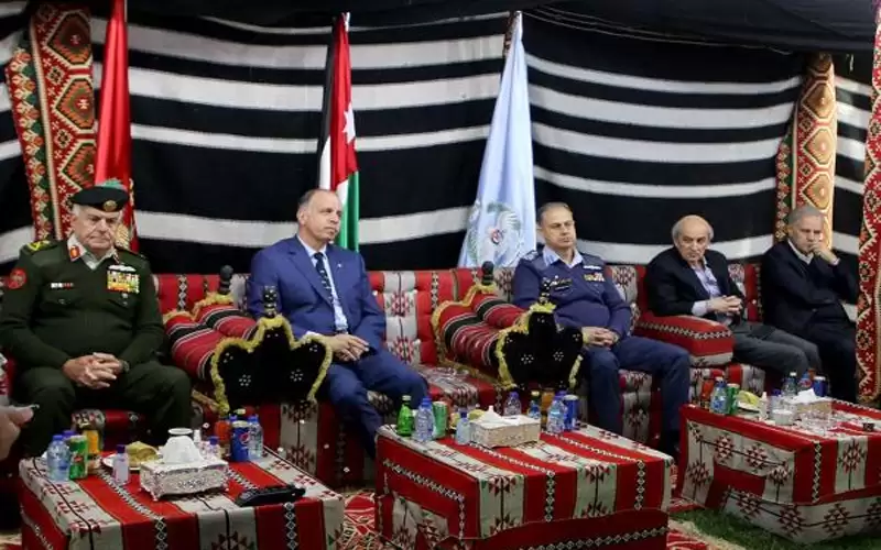 الأمير فيصل يشارك مرتبات سلاح الجو