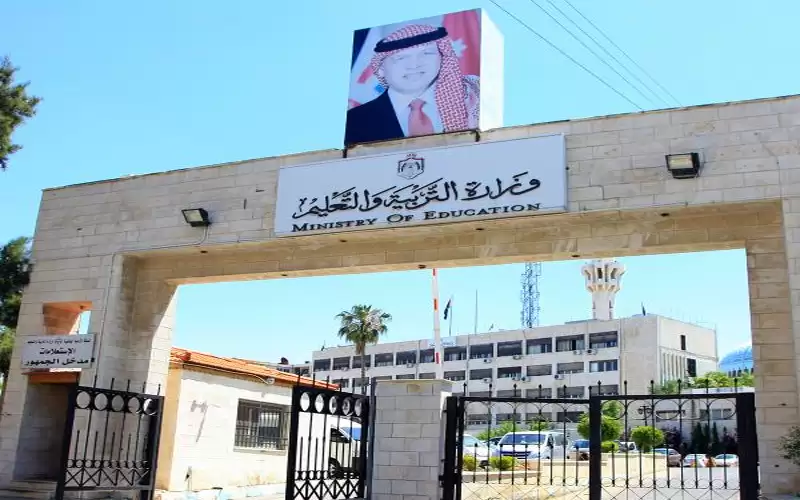 التربية توضح حيثيات وقف اعتماد المدارس