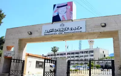 التربية توضح حيثيات وقف اعتماد المدارس