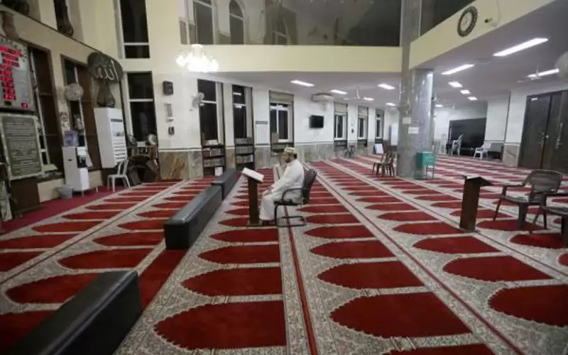 السماح ببقاء المصلين في المساجد بين
