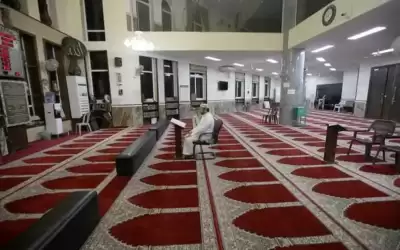 السماح ببقاء المصلين في المساجد بين