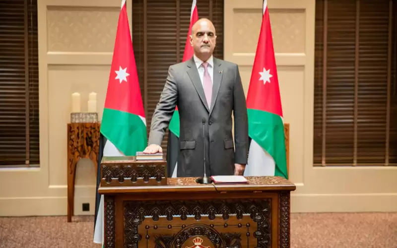 الخصاونة: لنرفع علمنا عاليا ونروي حكاية