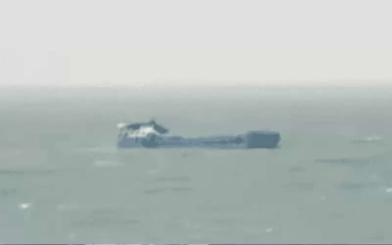 غرق سفينة وقود ضخمة قبالة سواحة