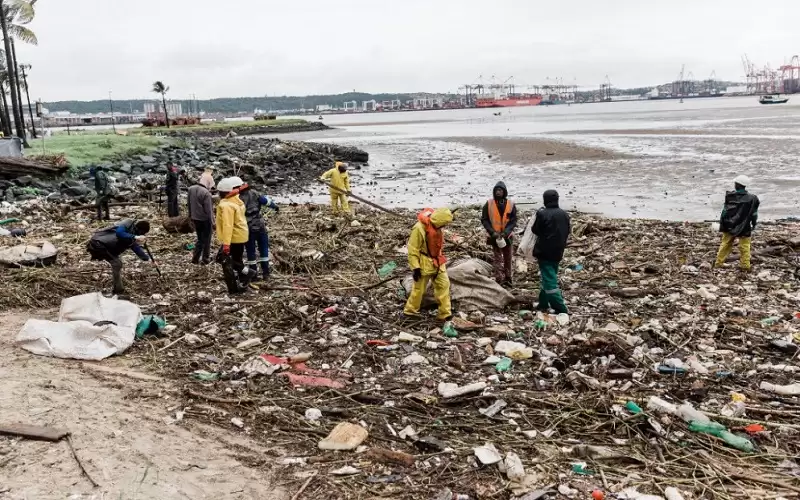 منقذون يبحثون عن ناجين من فيضانات