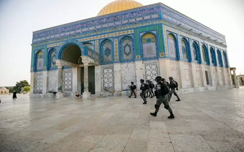 عشرات المستوطنين يقتحمون المسجد الأقصى بحماية