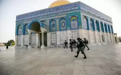 عشرات المستوطنين يقتحمون المسجد الأقصى بحماية