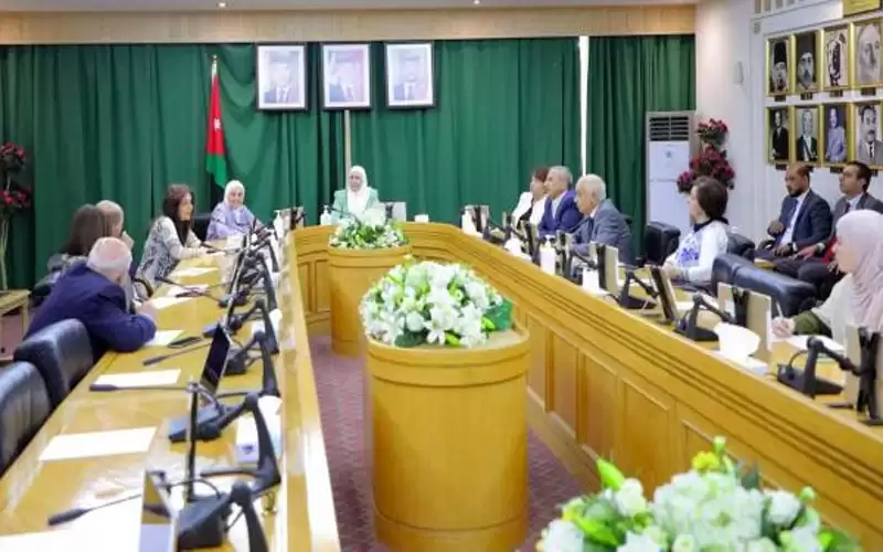 لجنة المرأة في الأعيان تتطلع على