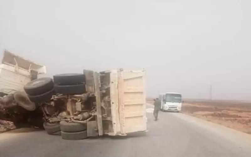 انقلاب شاحنة على طريق الرويشد