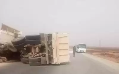 انقلاب شاحنة على طريق الرويشد