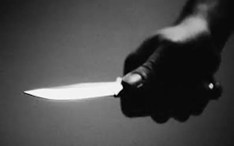 سائق تكسي يطعن محاميا بأداه حادة