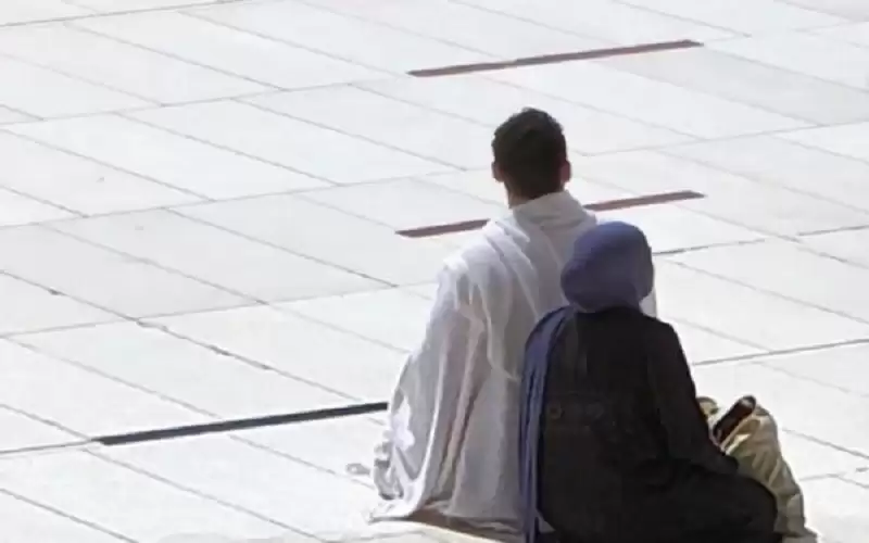 من هي صاحبة الصورة في المسجد