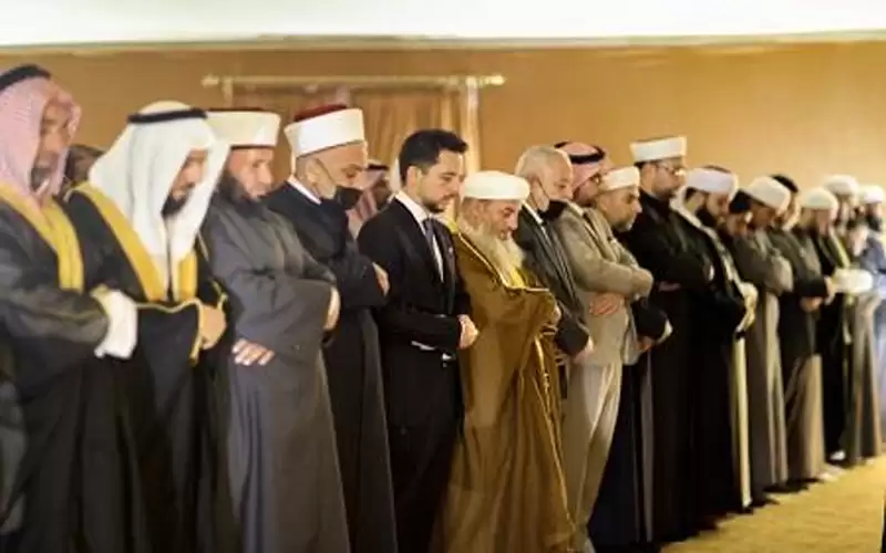 ولي العهد يكرم مجموعة من الأئمة