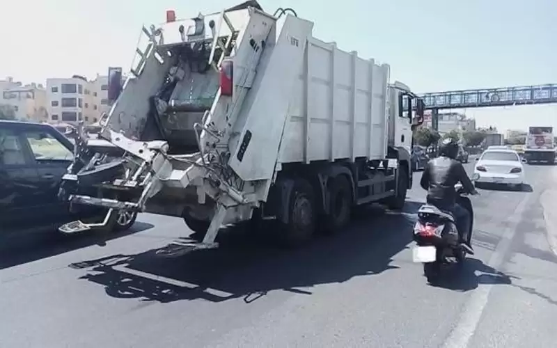 تعطل ضاغطة نفايات يخلق ازدحاما خانقا