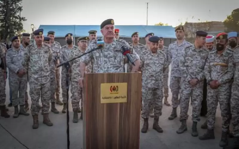 رئيس هيئة الأركان يشارك مرتبات كتيبة