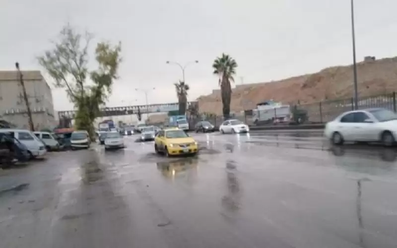 ازدحام مروري بسبب فيضان مياه عادمة