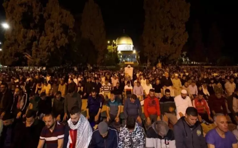 الآلاف يؤدون صلاة الفجر العظيم في