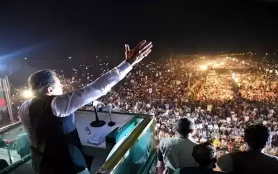 عمران خان يطالب بانتخابات جديدة ويطلب