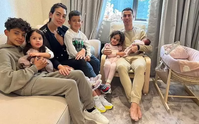 رونالدو ينشر أول صورة تجمعه بعائلته